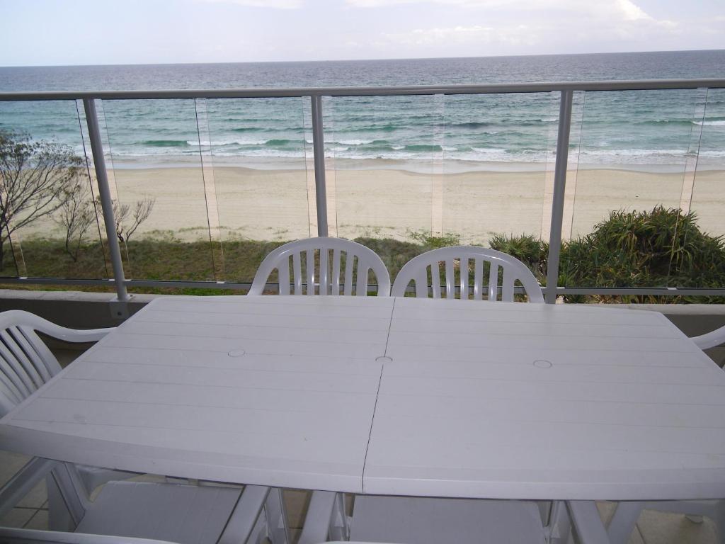 Pacific Surf Absolute Beachfront Apartments Gold Coast Room photo