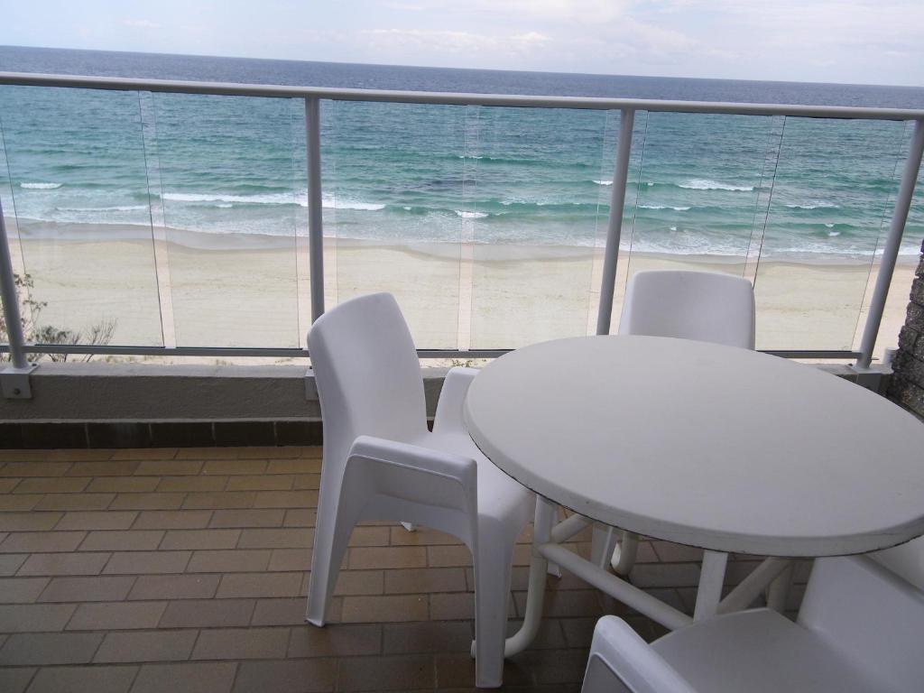 Pacific Surf Absolute Beachfront Apartments Gold Coast Exterior photo