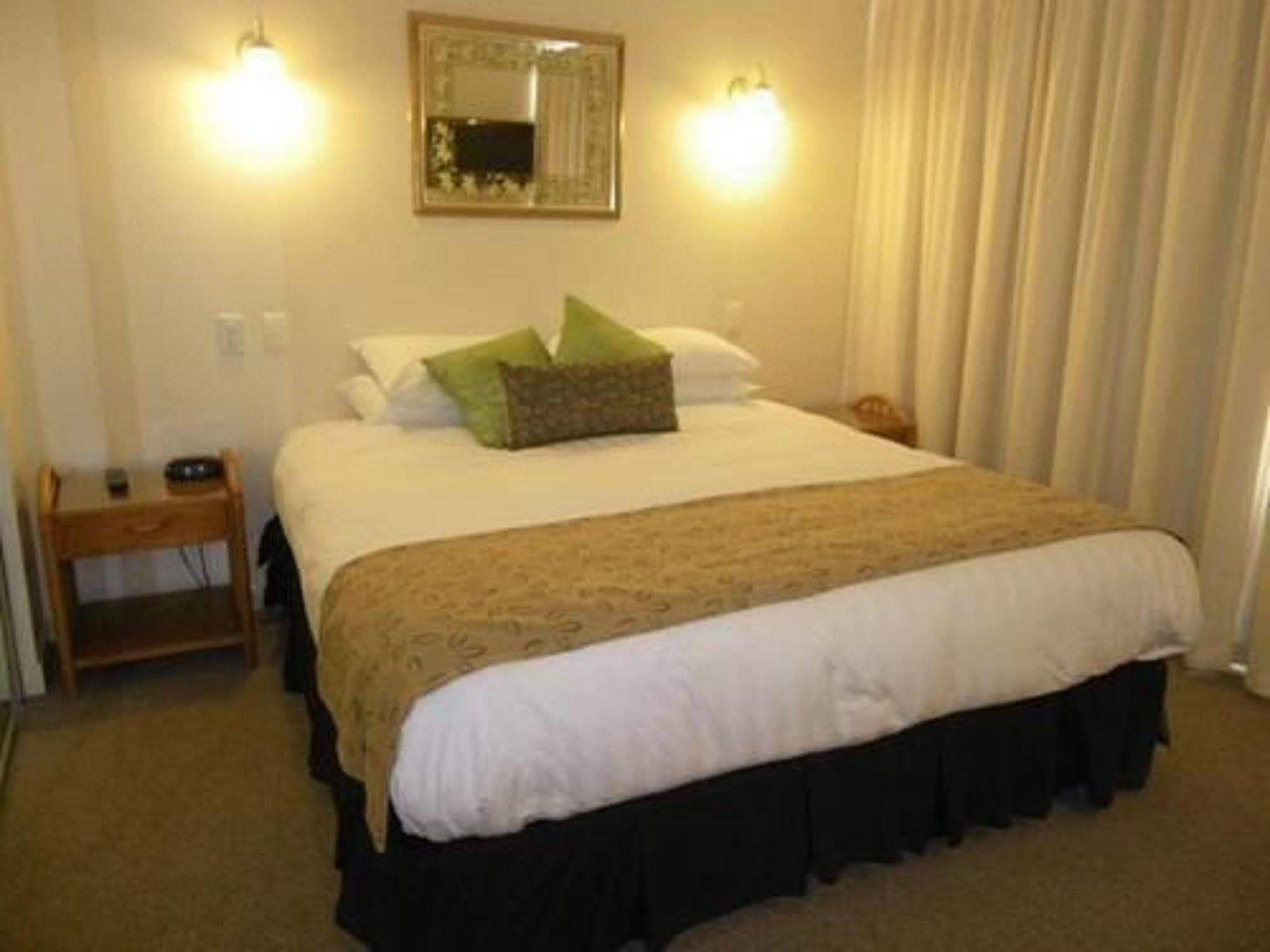 Pacific Surf Absolute Beachfront Apartments Gold Coast Exterior photo
